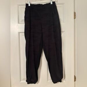 Athleta size 4 black camo joggers